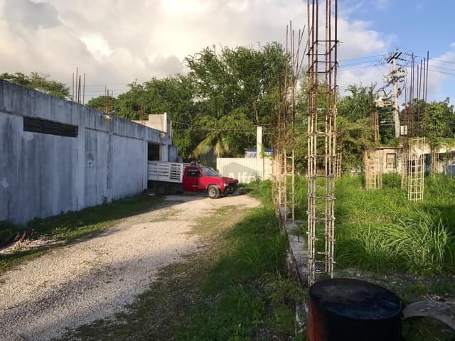 Terreno con construcción en VENTA SMZ 65 Cancun Quintana Roo REHOYADA Av Lopez Portillo y calle 13N