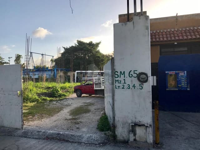Terreno con construcción en VENTA SMZ 65 Cancun Quintana Roo REHOYADA Av Lopez Portillo y calle 13N