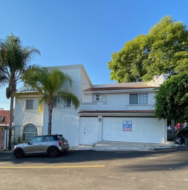 Hermosa casa en renta en zona céntrica. A una cuadra de Los Arcos (Disponible el 7 de agosto)