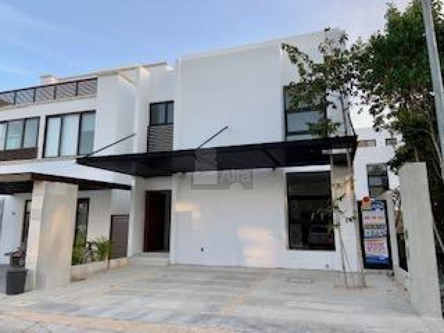 Casa en Renta 4 recs, 4 baños y cuarto servicio en Residencial AQUA, Cancun Quintana Roo, SMZ-330