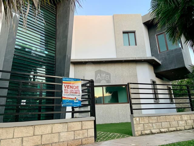 Casa en Venta y/o Renta en Residencial Villa Magna 5recs y 5 baños completos, Cancun QR
