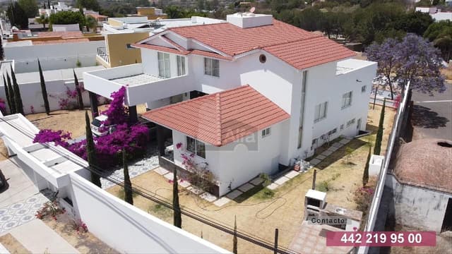 Residencia con Alberca y 6 habitaciones en Av. La Rica, Juriquilla