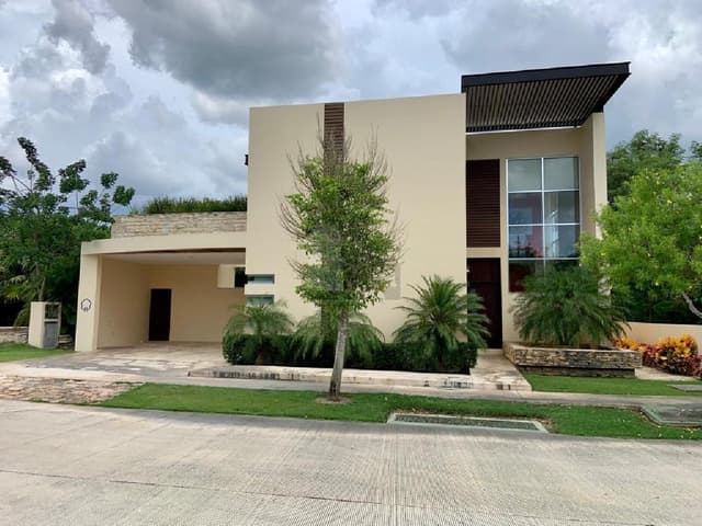 Casa en Venta amueblada con doble terreno en el Yucatan Country Club. Mérida Yucatán.