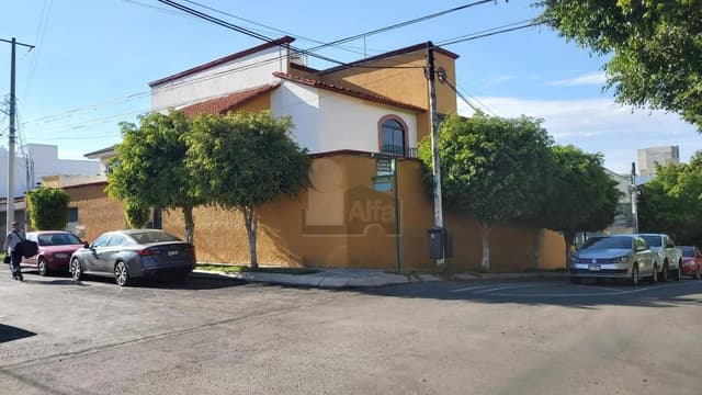 Casa Comercial en Venta en Colinas del Cimatario, en esquina a una cuadra de Televisa, Centro Sur
