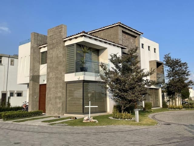 Casa en venta  con escalinata expuesta en Condado del Valle, con fácil acceso a CDMX