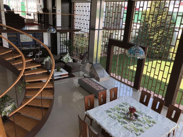 Residencia con jardín y gran terreno en privada Metepec