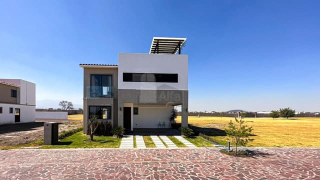 Residencia con área jardinada de más de 120m² en Metepec