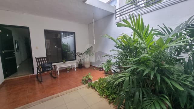 Casa sola en colonia Maya a unos cuadras de plaza altabrisa, 4 habitaciones.
