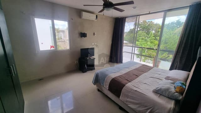 Casa sola en colonia Maya a unos cuadras de plaza altabrisa, 4 habitaciones.