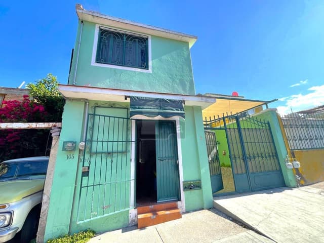 Casa con local en venta en Lázaro Cárdenas, Querétaro