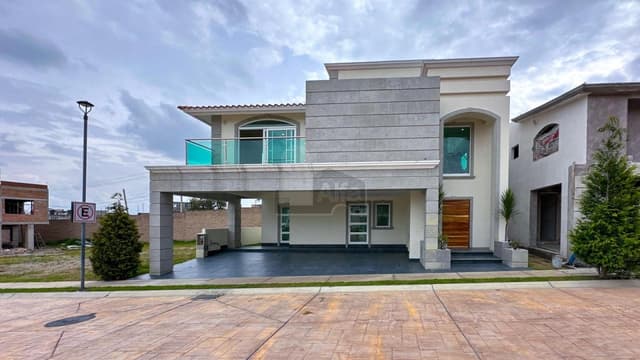 Casa en venta en Metepec con 4 habitaciones y diseño Californiano