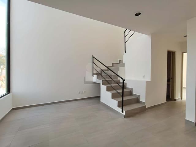 Casa en VENTA de 4 recámaras con recámara en planta baja en Ciudad Maderas, El Marqués, Querétaro.