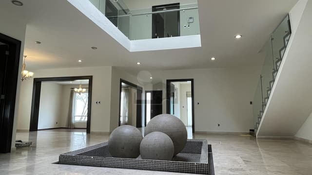Casa en venta en Juriquilla con 6 recámaras, estacionamiento para 6 autos, Jacuzzi, etc.