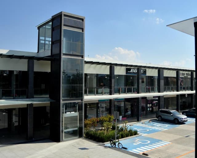 Local en plaza sobre Av. Gobernadores