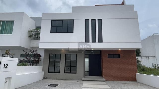 Casa en venta en El MIrador, Querétaro. Cuenta con 4 recámaras y roof garden.