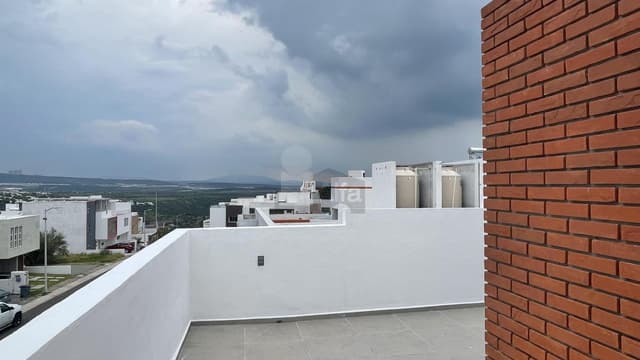 Casa en venta en El MIrador, Querétaro. Cuenta con 4 recámaras y roof garden.