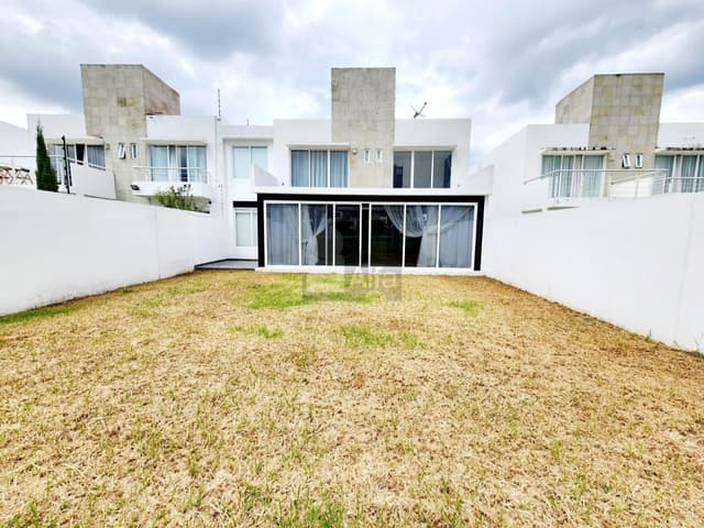 "Foresta Metepec: Casa Moderna, lujosa, frente a la laguna y calidad de vida superior"