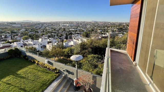 Casa con acabados de lujo y vista espectacular en Privada Arboledas, Querétaro