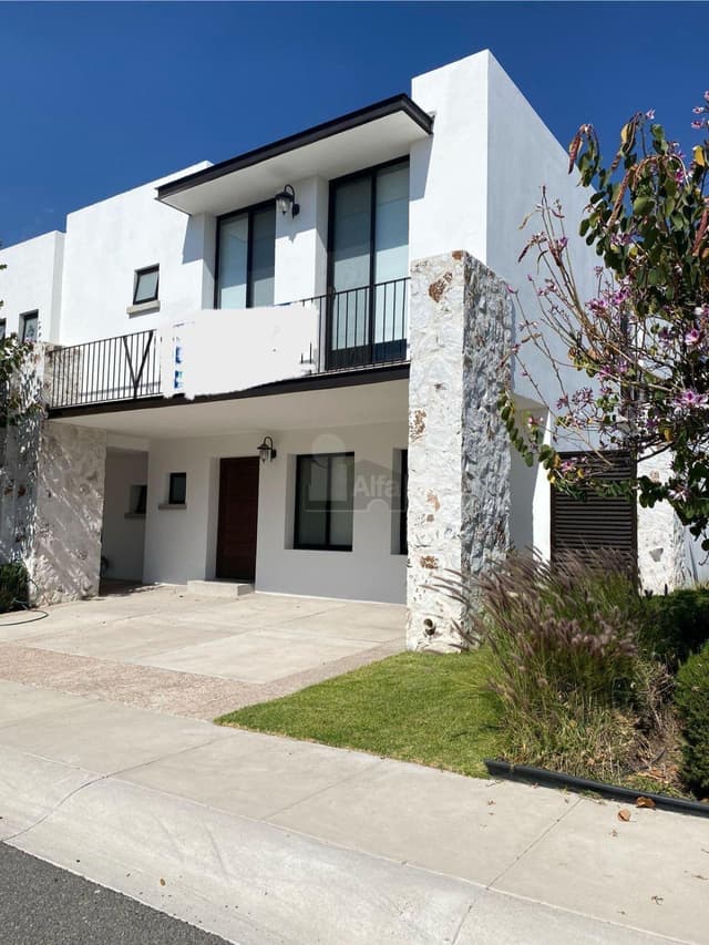 Casa amueblada en renta o venta en Torre de Piedra Juriquilla, privada con alberca