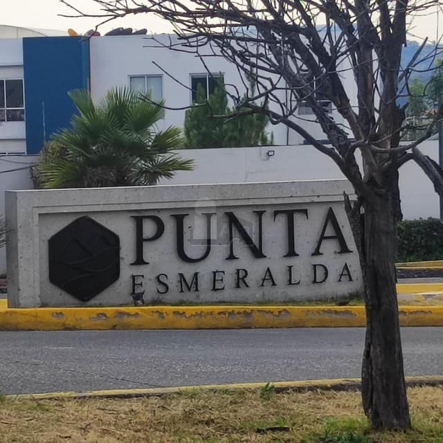 Departamento venta en Zona Esmeralda en planta baja con jardín.