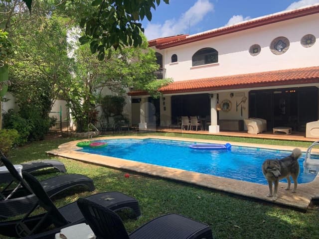 Casa Residencial Venta, 5 Recs, 5 baños y Alberca en Campestre Cancún Quintana Roo