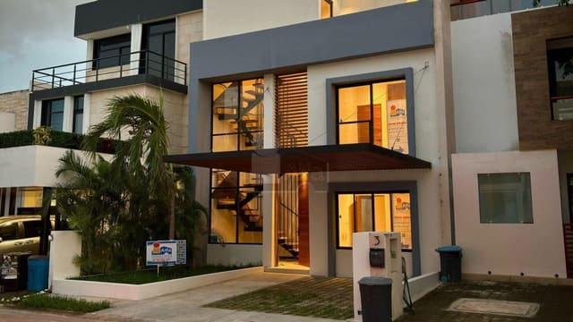 OPORTUNIDAD CASA EN VENTA EN CANCUN 4 RECAMARAS, UNA EN PB. CTO DE SERVICIO CON BAÑO