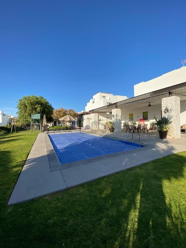 Casa en venta en Torre de Piedra Juriquilla, en privada con alberca