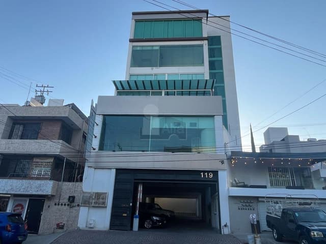 Oficina en Renta en Jardines del Moral, León, Gto. Dos Pisos Completos. Cuenta con Elevador