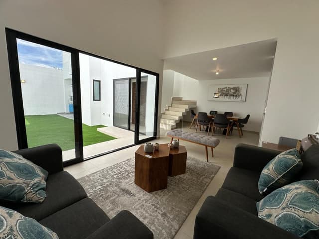 CASA EN PRIVADA CON ALBERCA en zona Walmart Muñoz – San Luis Potosí