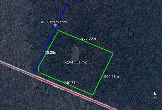 Terreno de 5.2 has en Playa del Carmen, esquina, Uso de Suelo Habitacional, ideal para desarrollo