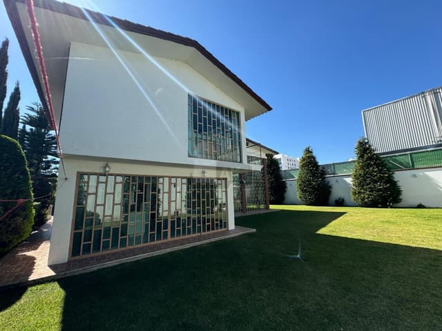 Residencia con gran jardín y potencial en Metepec