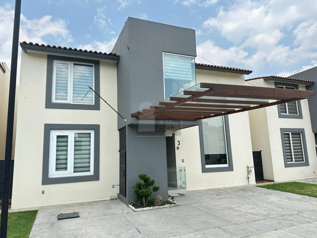 Casa de 3 recámaras, en venta en la Col. La Providencia, Metepec, Cerca de La Plaza Town Square.