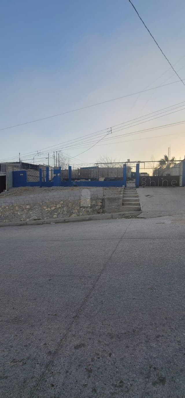 Casa- Terreno en venta en Cd Juarez, La Azteca