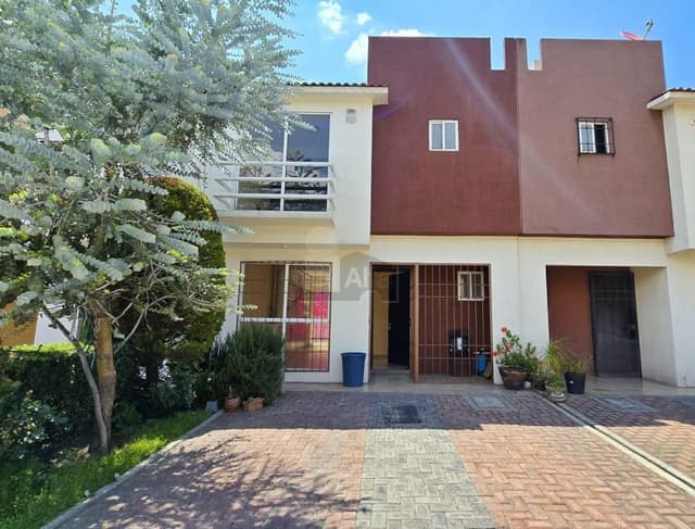 Conecta rápido a CDMX! Casa en venta en Las Misiónes con vigilancia 24/7.
