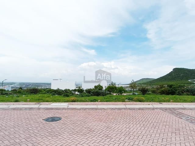 Terreno en VENTA en Ciudad Maderas Montaña, El Marqués, Querétaro, un condominio con ALBERCA.