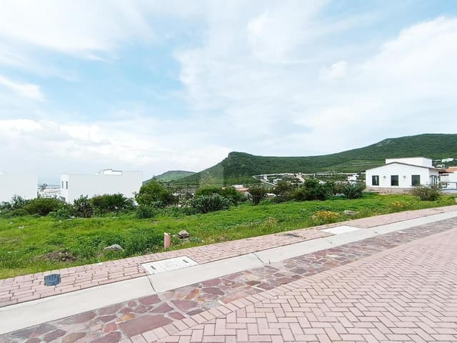 Terreno en VENTA en Ciudad Maderas Montaña, El Marqués, Querétaro, un condominio con ALBERCA.