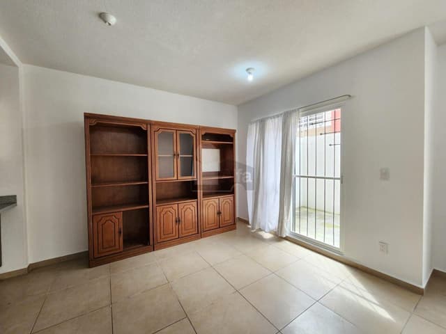 Casa semiamueblada frente a Toluca 2000 con acceso rápido a CDMX