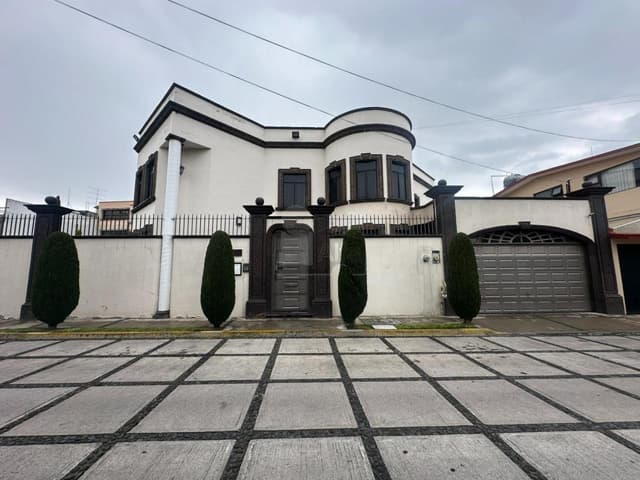 Lujosa residencia en venta en Residencial Colón, Col. Ciprés en Toluca