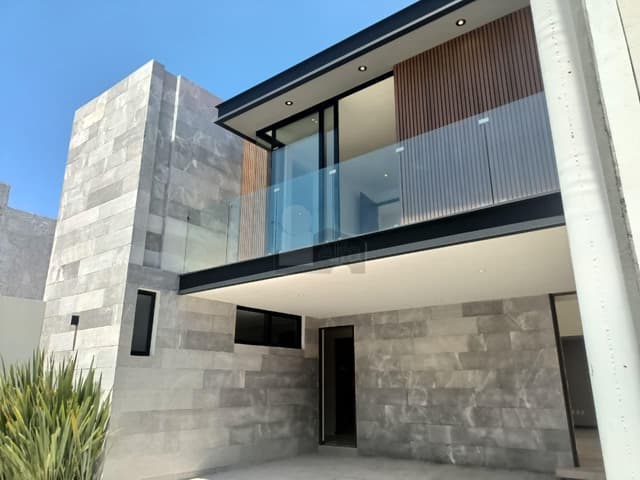 CASA EN VENTA EN PRIVADA CON ACABADOS DE LUJO EN ZONA PONIENTE DE SLP