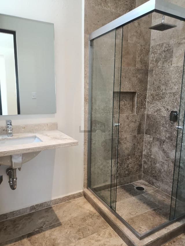 CASA EN VENTA EN PRIVADA CON ACABADOS DE LUJO EN ZONA PONIENTE DE SLP