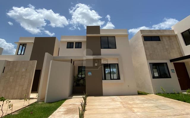Casa 2 Plantas, 3 recamaras, al norte de Merida, excelente, desarrollo con amenidades