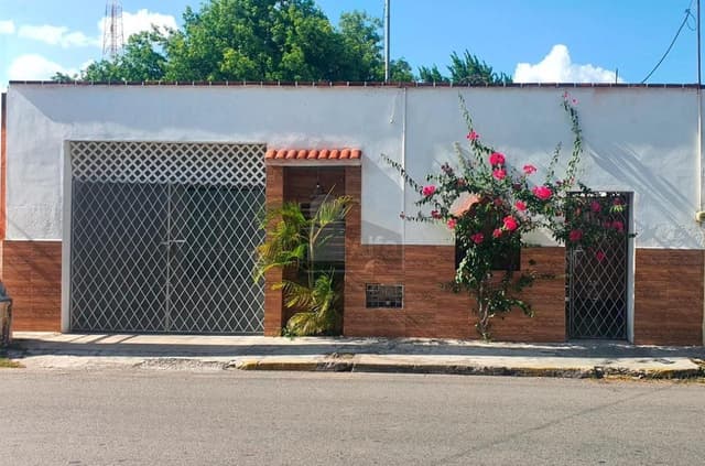 Casa a un lado de La plancha, 2 recamadas, salon usos multiples, sala, comedor, cochera