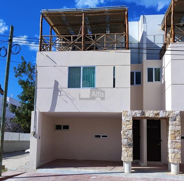 Villa de 3 niveles, 3 recamaras, esquina, a 1 cuadra del mar de Chicxulub Pto. Ideal para inversión