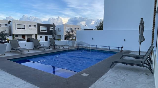 Casa en renta o venta en El Refugio, condominio con alberca