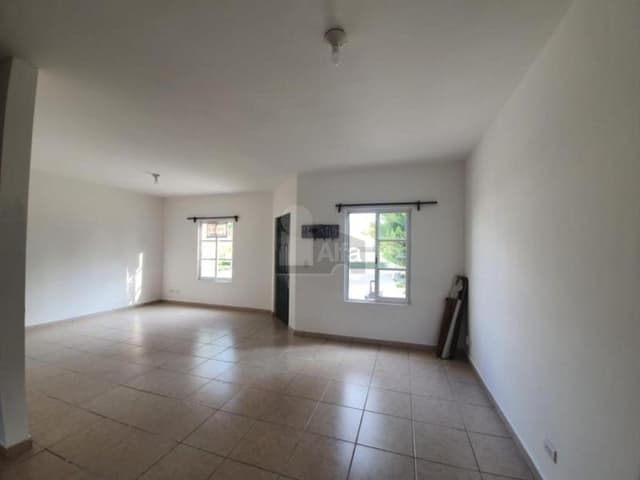 Casa en Venta de Oportunidad con 4 recámaras, una en PB, condominio con Alberca en Juriquilla