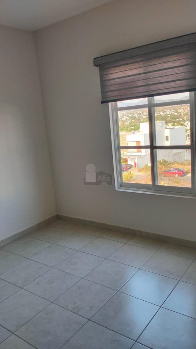 Casa en Venta de Oportunidad con 4 recámaras, una en PB, condominio con Alberca en Juriquilla