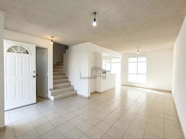 Casa en VENTA para inversión con INQUILINO DENTRO frente a Plaza Candiles, Corregidora, Querétaro