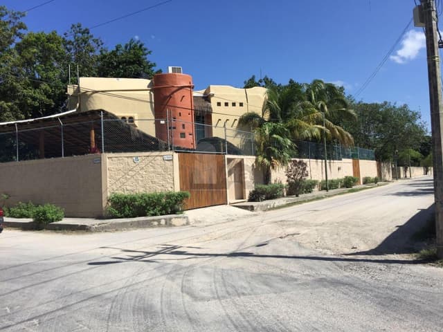 Casa en Venta Av. Colegios SM 309 con 1,500m2 de terreno y 600m2 de construcción