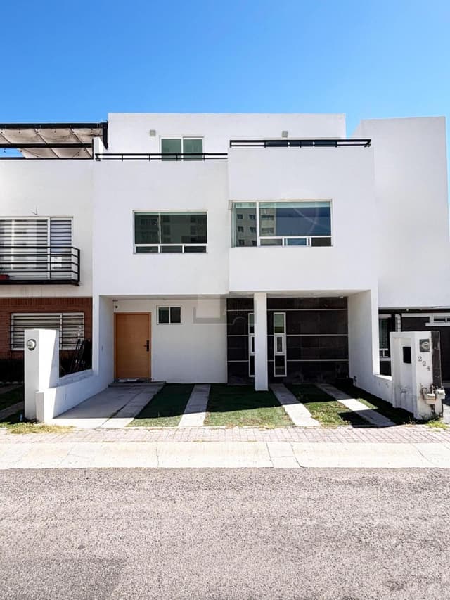 Casa en venta a pie de calle en Residencial el Refugio, Querétaro, Qro