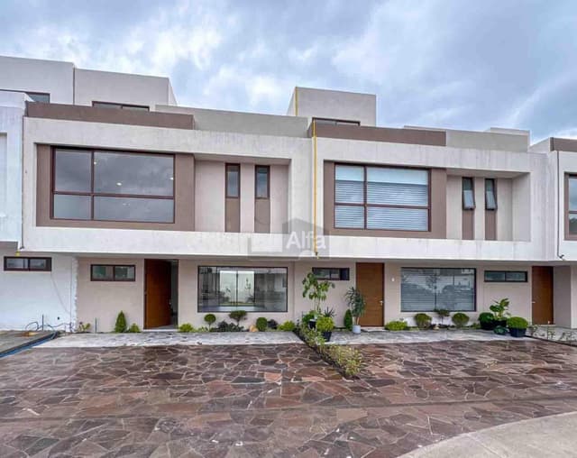 Casa en venta en Metepec con 4 habitaciones, una en planta baja